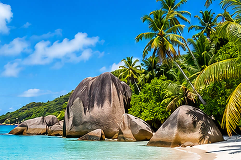 Granitowe głazy i jasna plaża Anse Lazio na Praslin