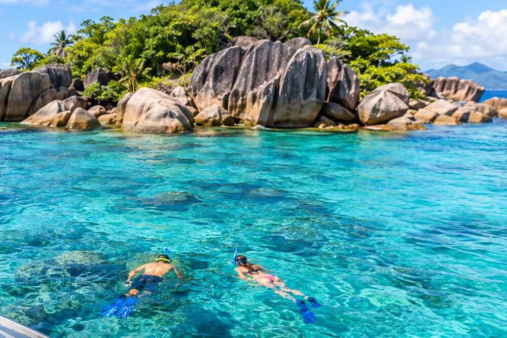 Snorkeling dwóch turystów wśród raf w Sainte Anne Marine Park