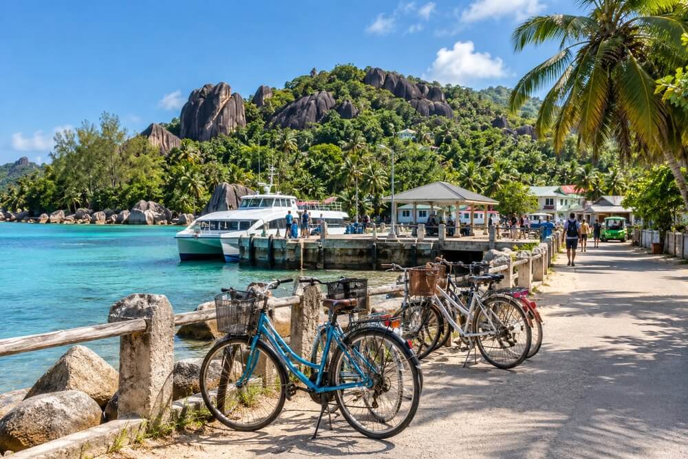 Rowery przy nabrzeżu La Passe na La Digue