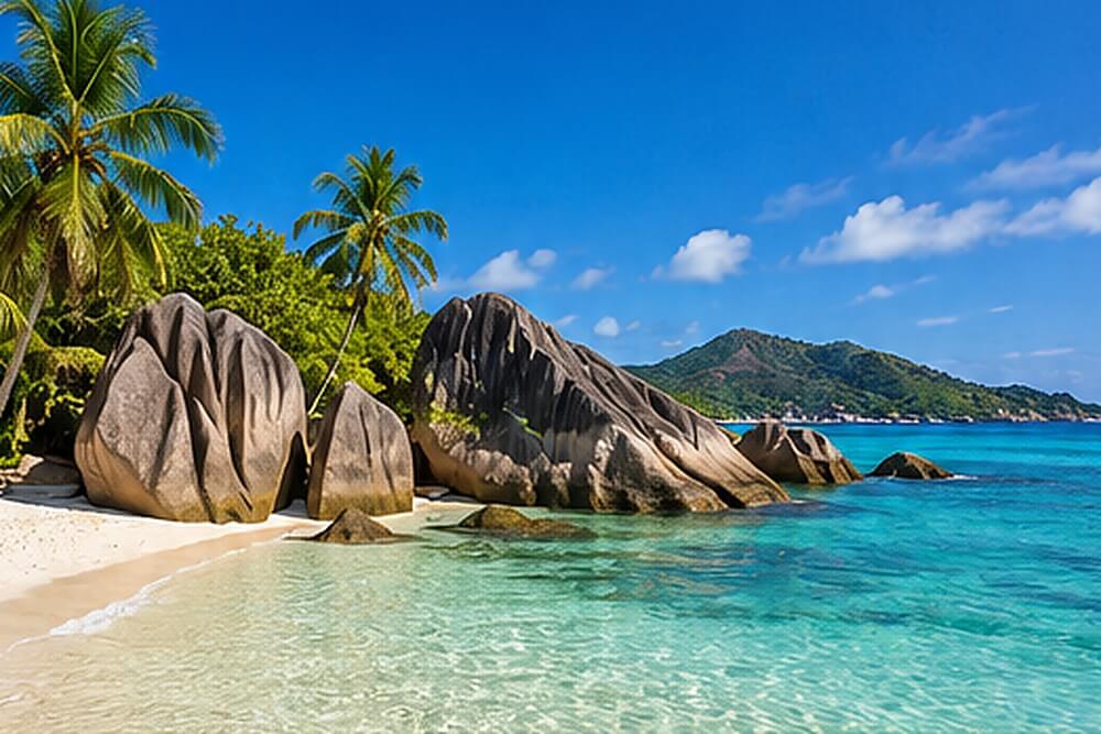 Spokojna woda przy Beau Vallon na Mahé we wrześniu