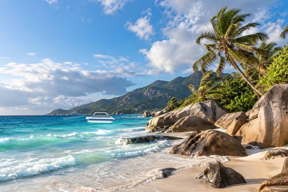 Prom między Mahé i Praslin na wzburzonym oceanie