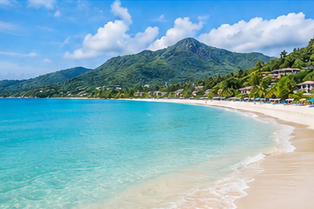 Szeroka plaża Beau Vallon z hotelami wśród palm na Mahé