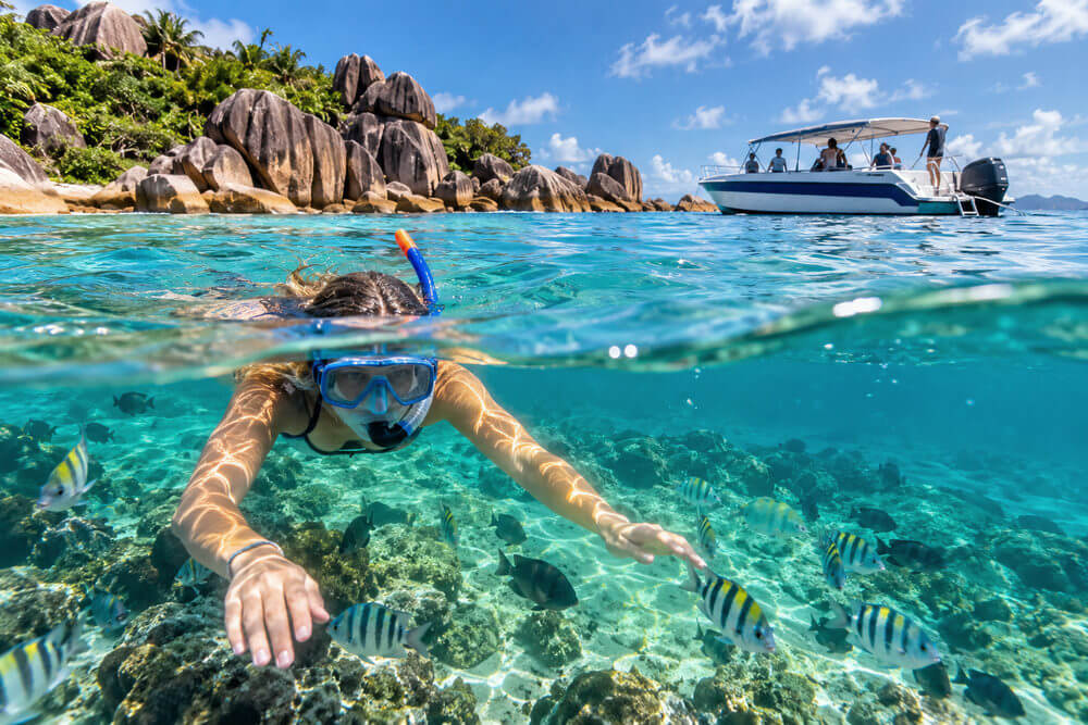 Łódź wycieczkowa i snorkelerka przy wybrzeżu Seszeli